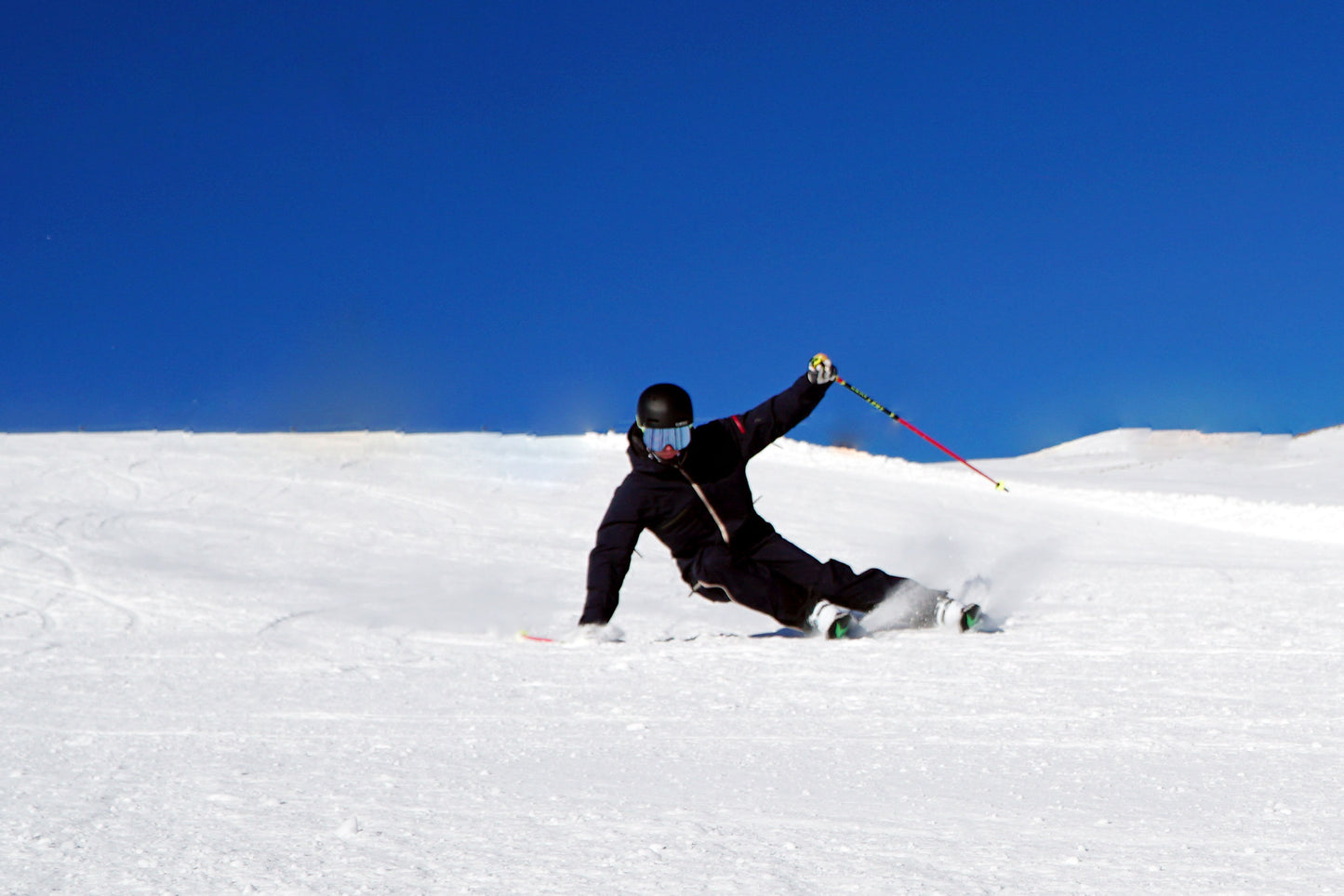 Gipfelstürmer Skilehrer beim carven