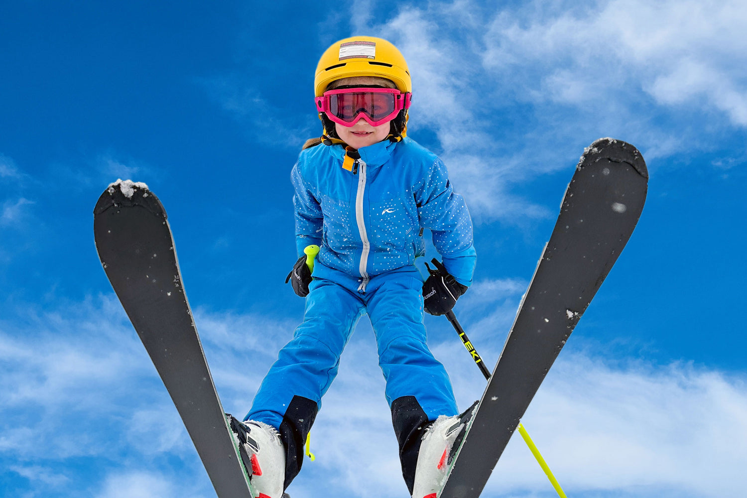 Kind mit Ski auf Schanze