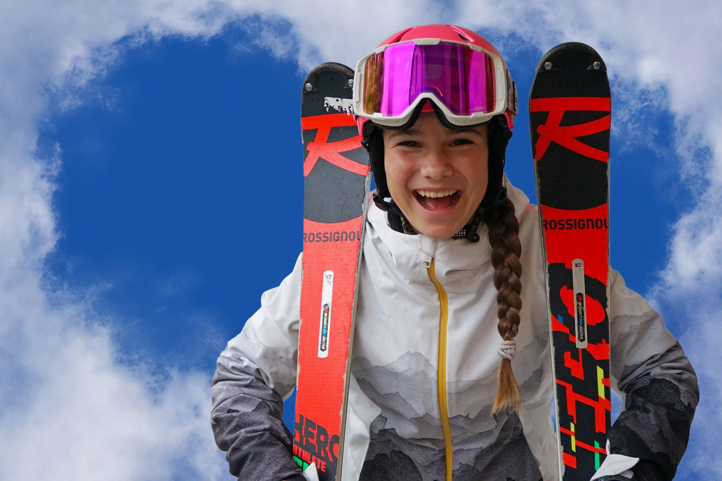 Gipfelstürmer Teen mit zwei Ski vor Herz Himmel