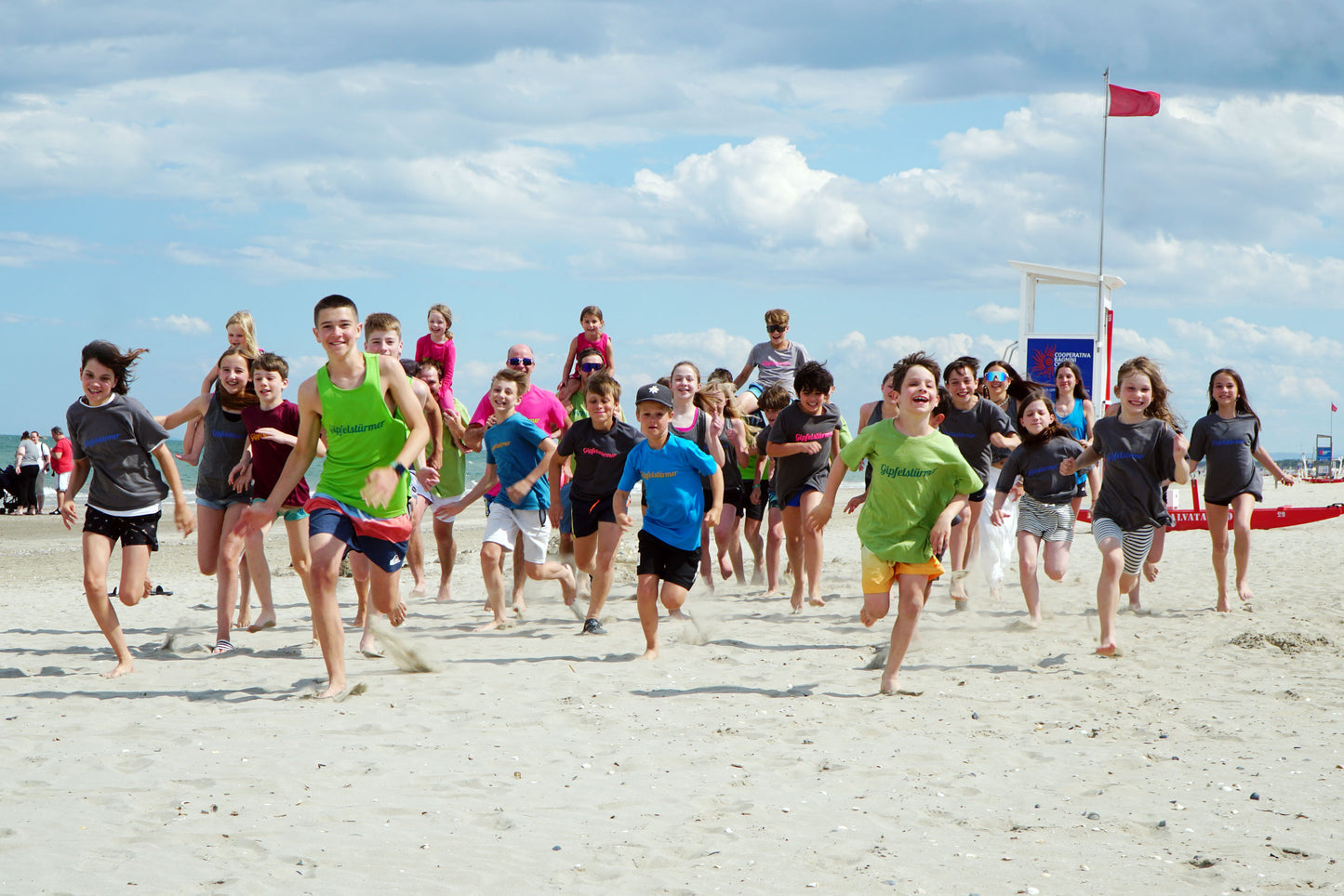 Kindergruppe Gipfelstürmer läuft am Strand von Cervia