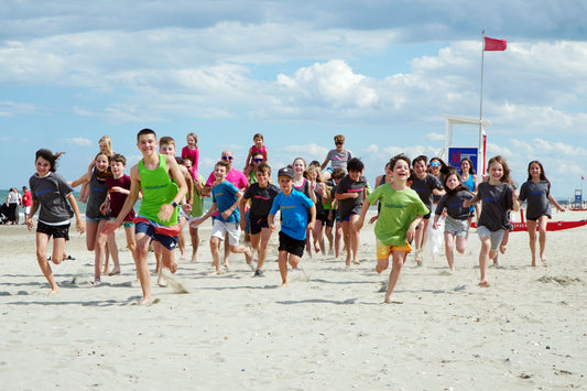 Kindergruppe Gipfelstürmer läuft am Strand von Cervia