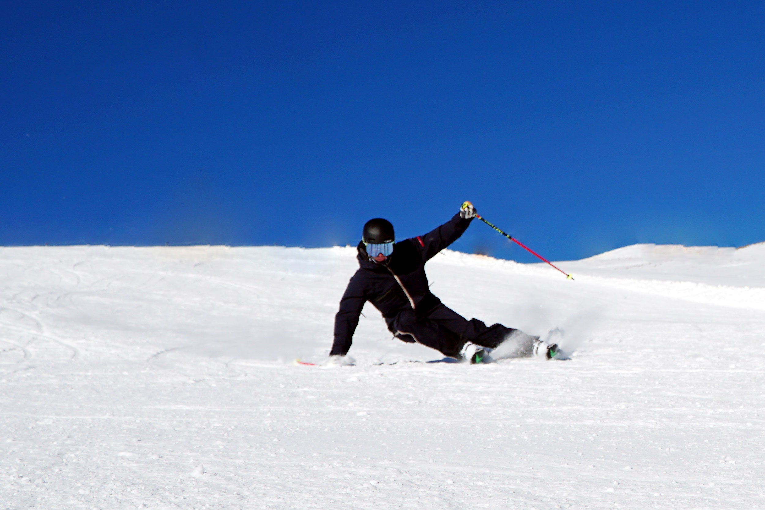 Gipfelstürmer Skilehrer beim carven
