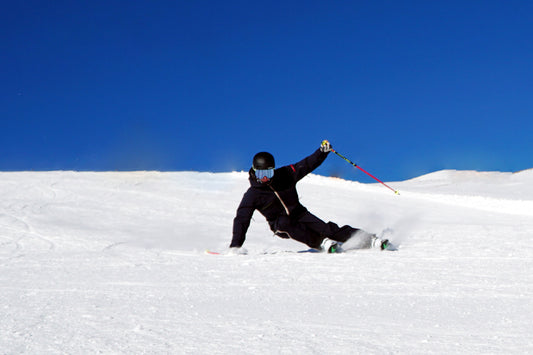 Gipfelstürmer Skilehrer beim carven