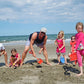 Kinder bauen im Sand am Strand von Cervia in Italien
