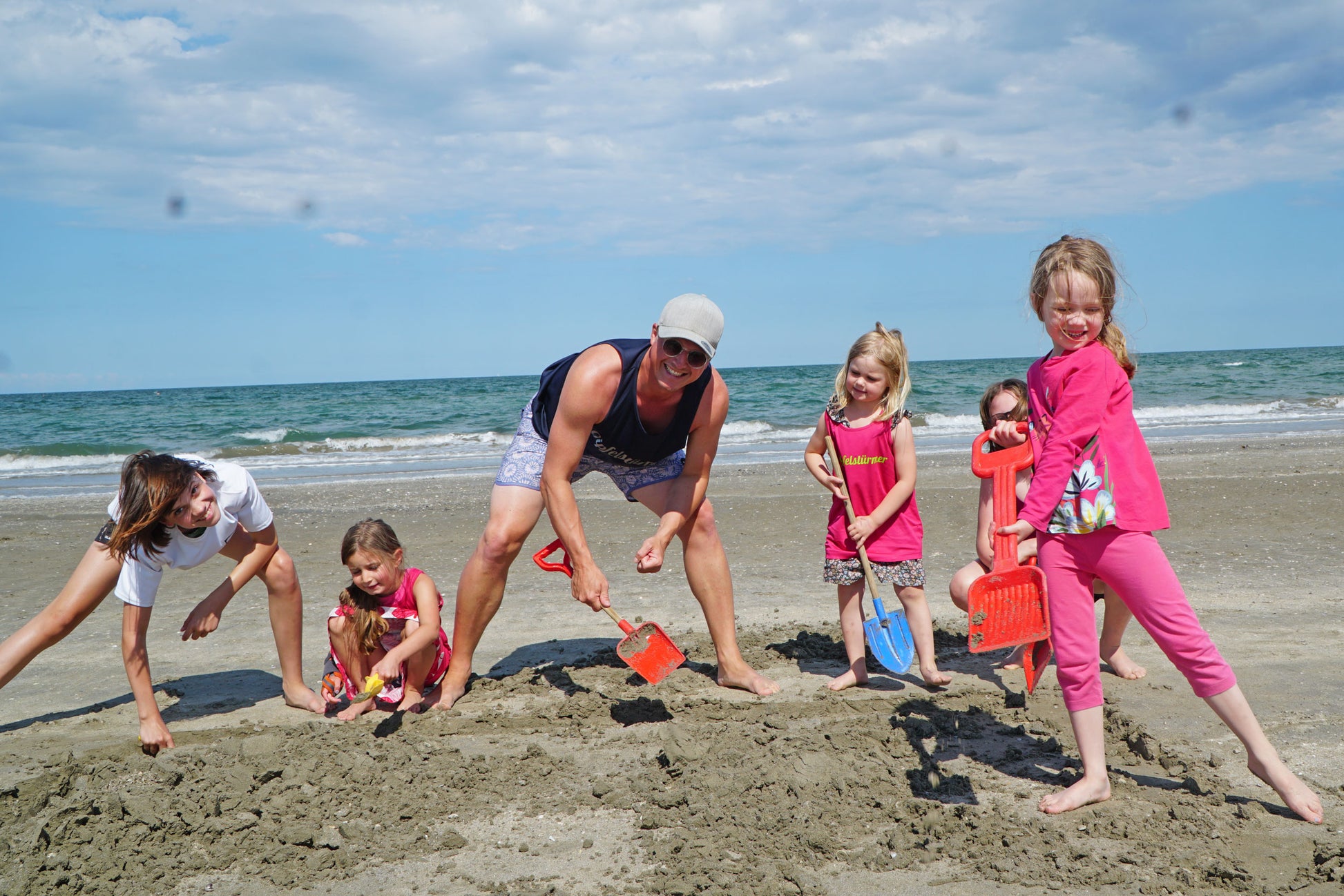 Kinder bauen im Sand am Strand von Cervia in Italien