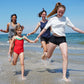 Kinder laufen am Ufer der Adria in Cervia Italien
