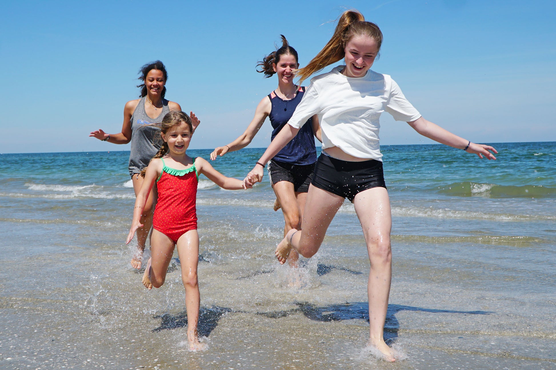 Kinder laufen am Ufer der Adria in Cervia Italien