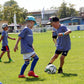 Jungs spielen 1 vs 1 im Fußballkindergarten