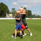 Jungs freuen sich beim Fußball