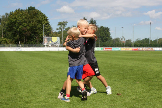 Jungs freuen sich beim Fußball