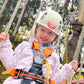 Mädchen klettert im Hochseilklettergarten