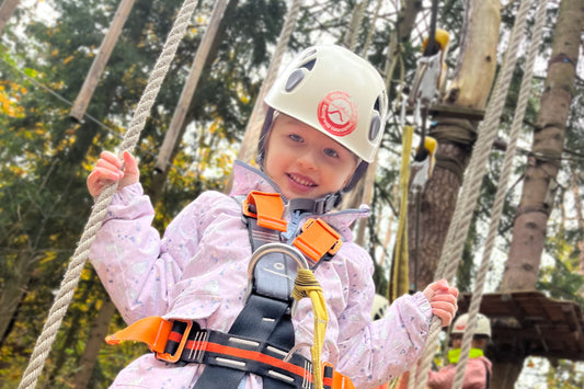 Mädchen klettert im Hochseilklettergarten