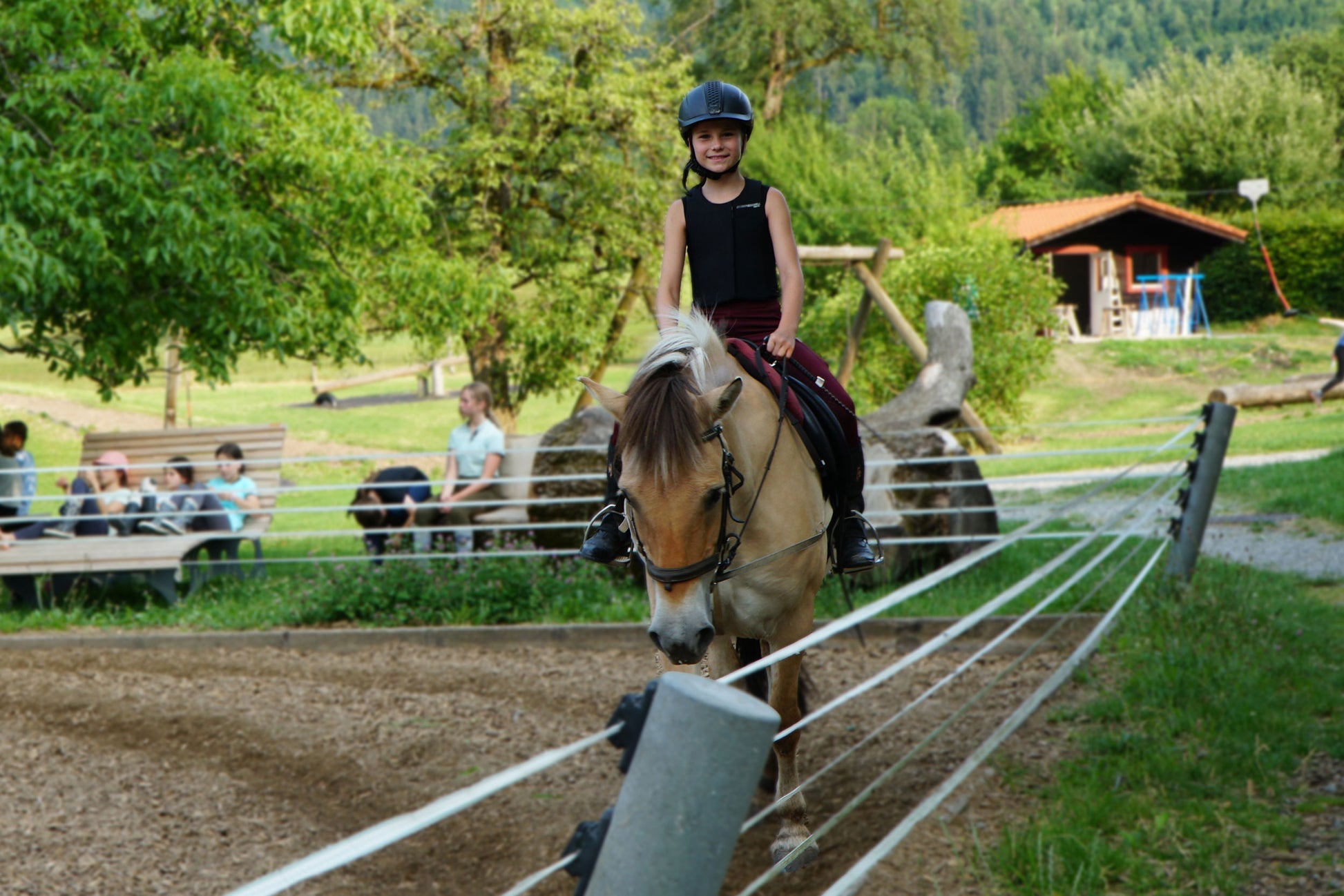 Mädchen reitet auf einem Pferd
