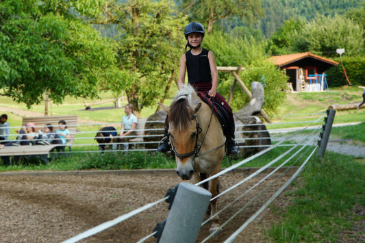 Mädchen reitet auf einem Pferd