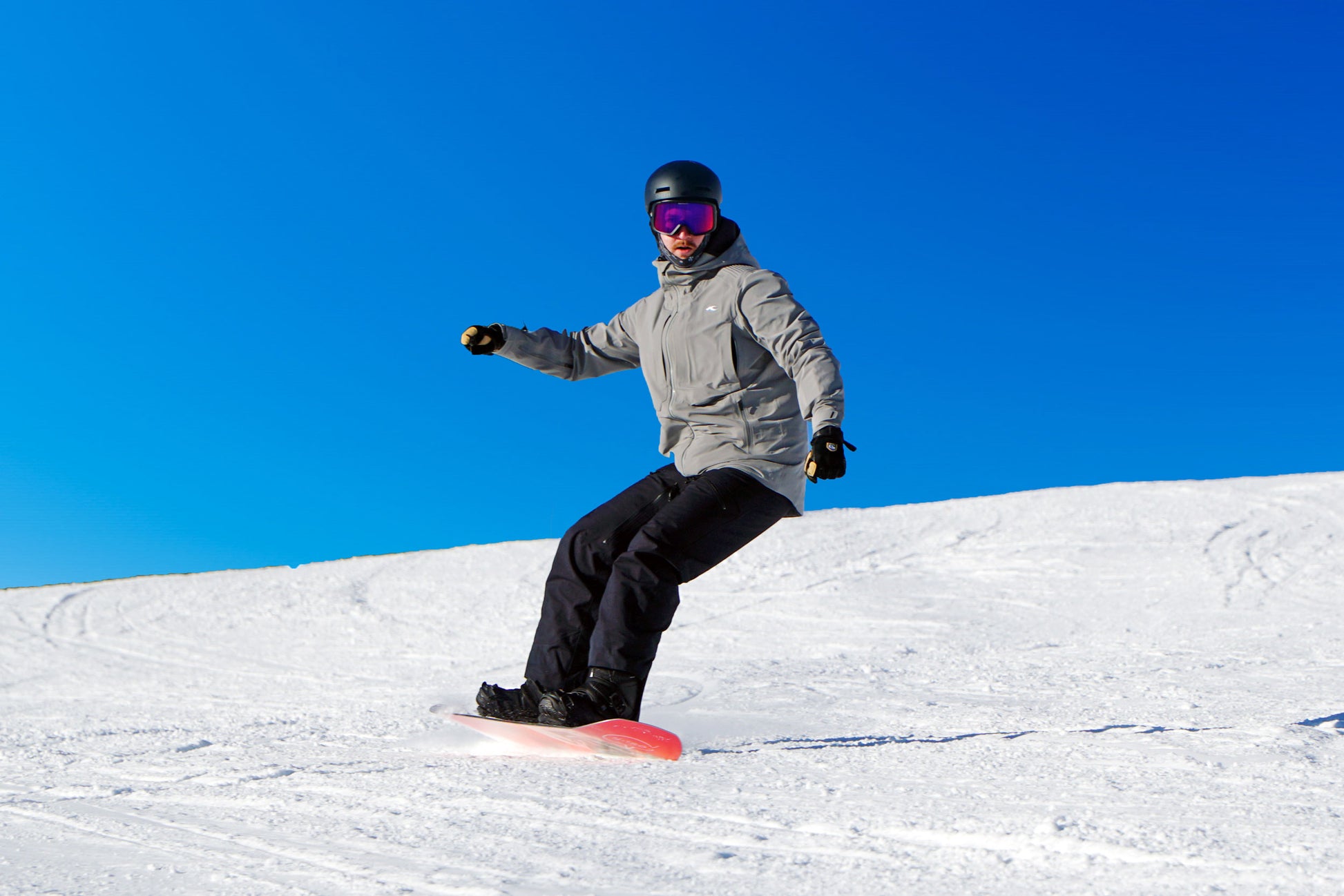Snowboardlehrer von den Gipfelstürmern beim carven