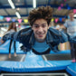 Kind springt auf Trampolin